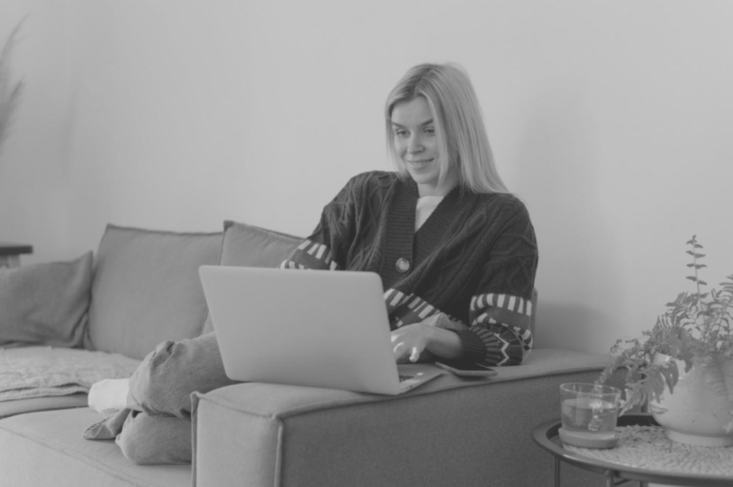 Analyse de documents financiers et graphiques sur un bureau